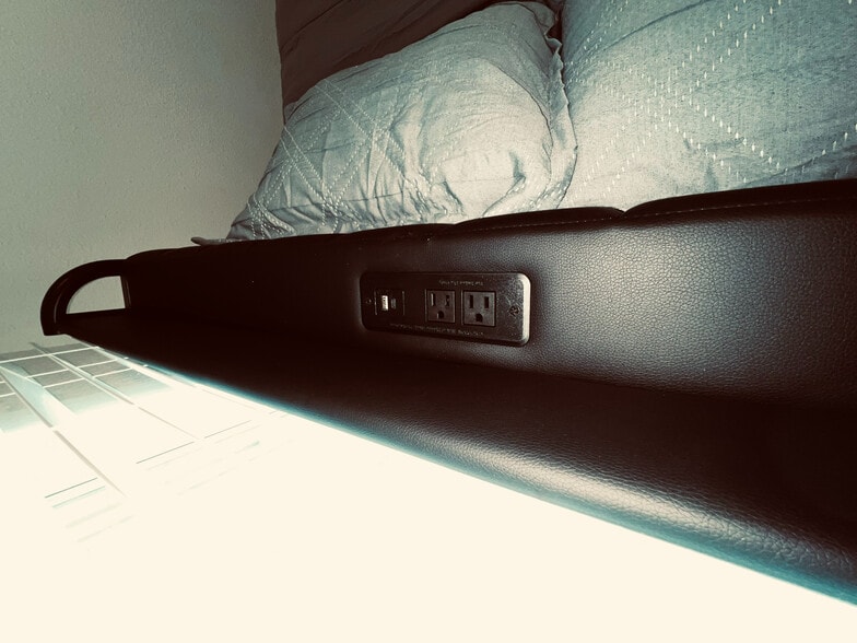 Building Photo - Room in House on W Brooklyn Ave