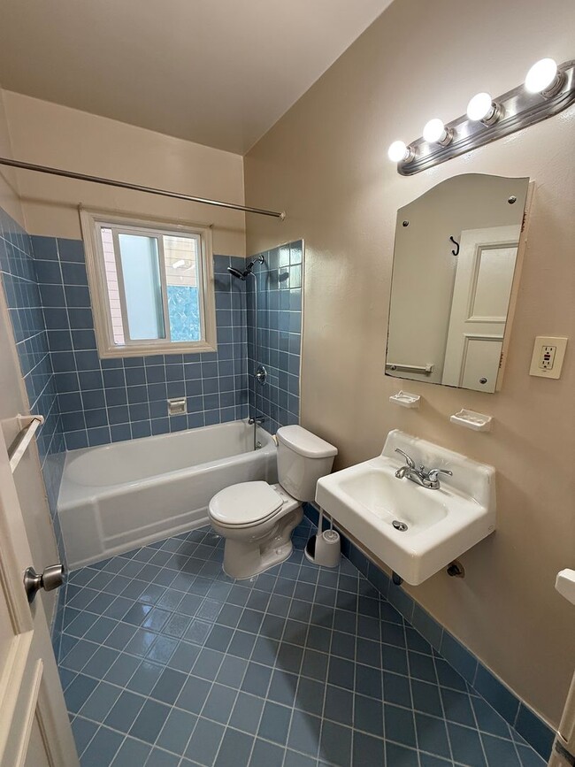 Building Photo - 700