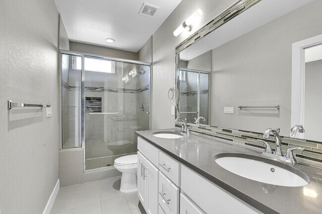 Building Photo - $3,295 - 2 Bed/2.5-bathroom Townhome in De...