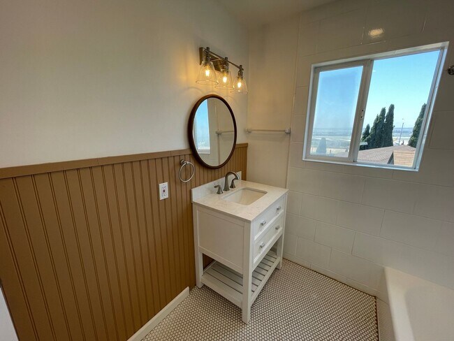 Building Photo - Remodeled 1BD in Mission Hills with Views of the San Diego Bay, Onsite Laundry, and Lots of Natur...