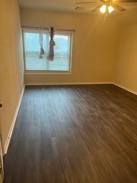 Building Photo - 3203 Apple Dale Dr