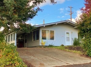 Building Photo - Adorable White Salmon Home!