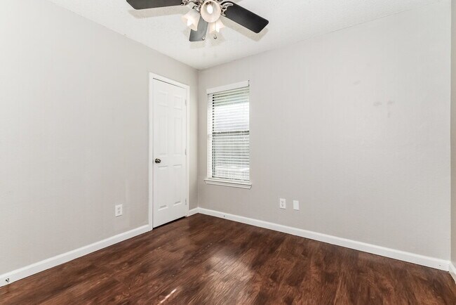 Building Photo - 4017 Dorchester Dr
