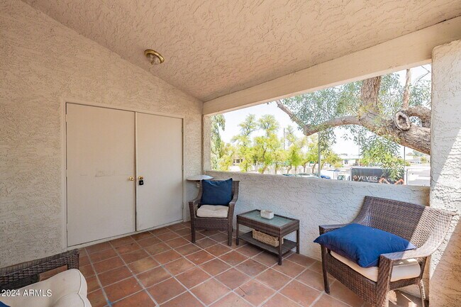 Building Photo - 850 S River Dr