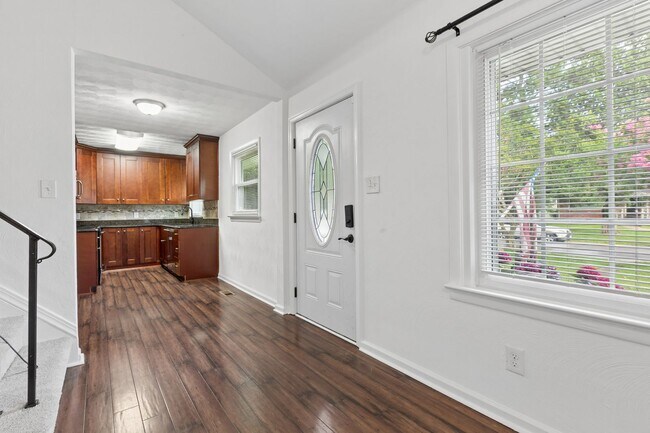 Building Photo - Beautiful Split Level Home in Norfolk!!
