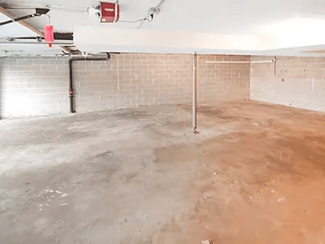Building Photo - Spacious 4-Bed Westside Home
