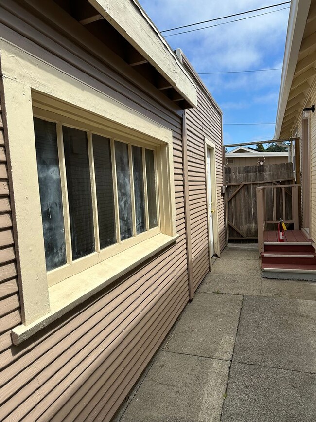 Building Photo - Charming 1 Bed, 1 Bath Cottage – Detached ...