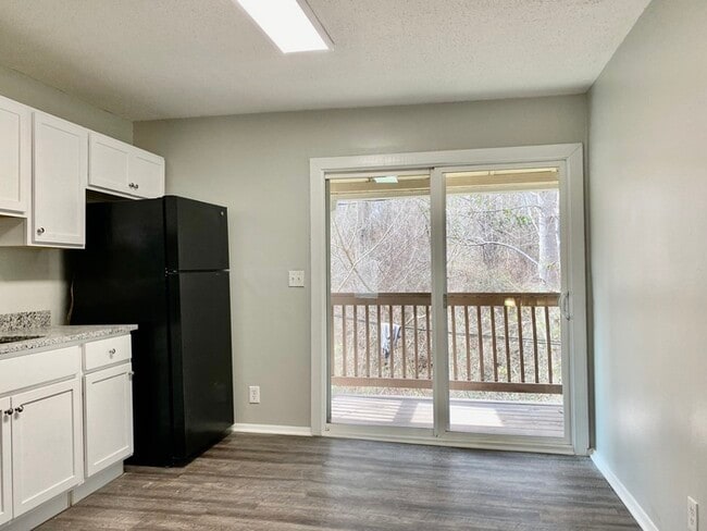 Building Photo - Hillcrest Apts: Rossville 2Bed/1Bath Apart...