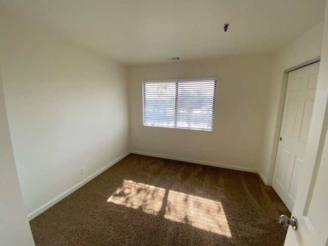 Building Photo - 2 Bedroom Townhouse - Garage/Washer-Dryer ...