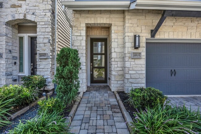 Building Photo - 10919 Brambling Wood Dr