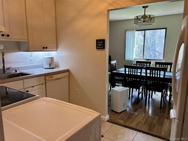 Building Photo - 40 Scarborough Ln