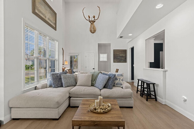 Building Photo - 97 Mantero Way