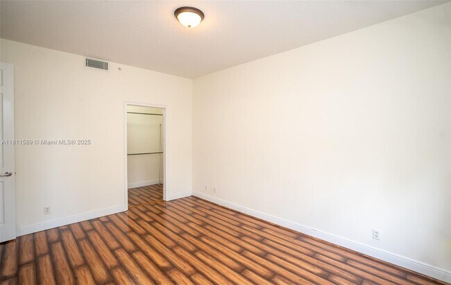 Building Photo - 2685 NE 9th Ave
