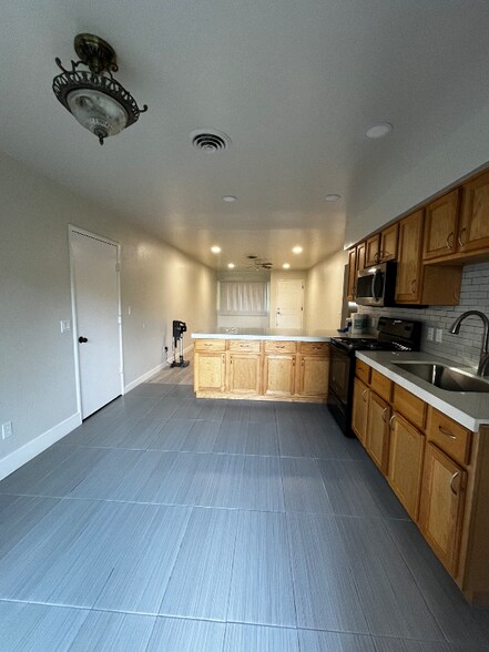 Building Photo - 1380 Vernon Ave