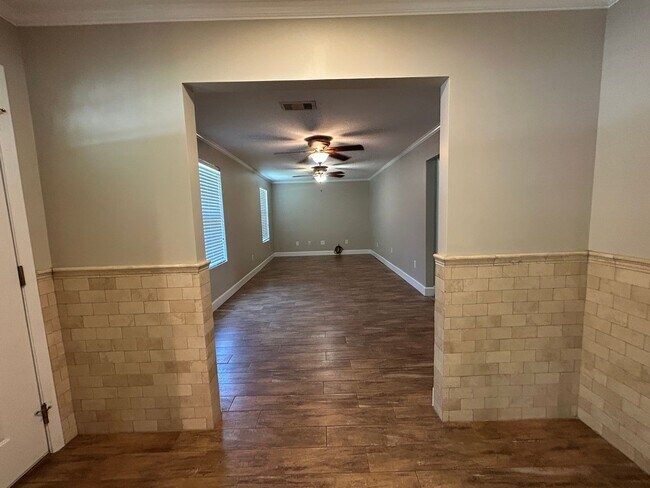 Building Photo - Charming 2 Bedroom/2.5 Bathroom home in Sandfly