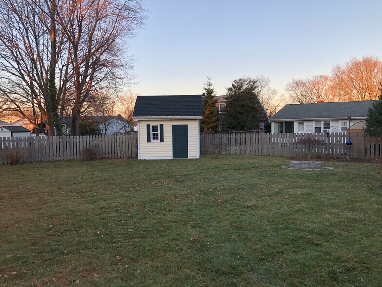 Building Photo - 236 Mapleton St