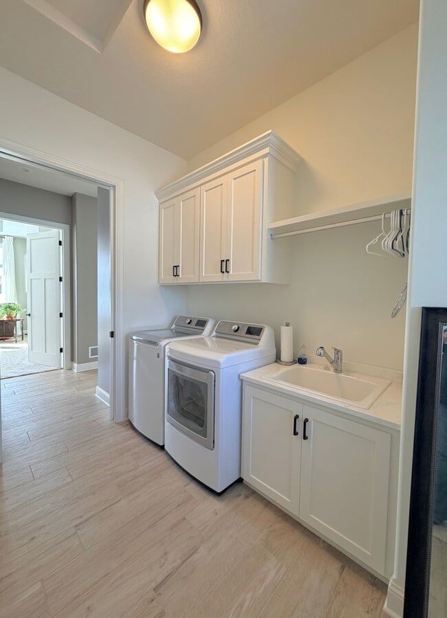 Building Photo - MUST SEE!  Gorgeous - Fully Furnished - New Construction Home in Delano.  No Detail Left To Be De...