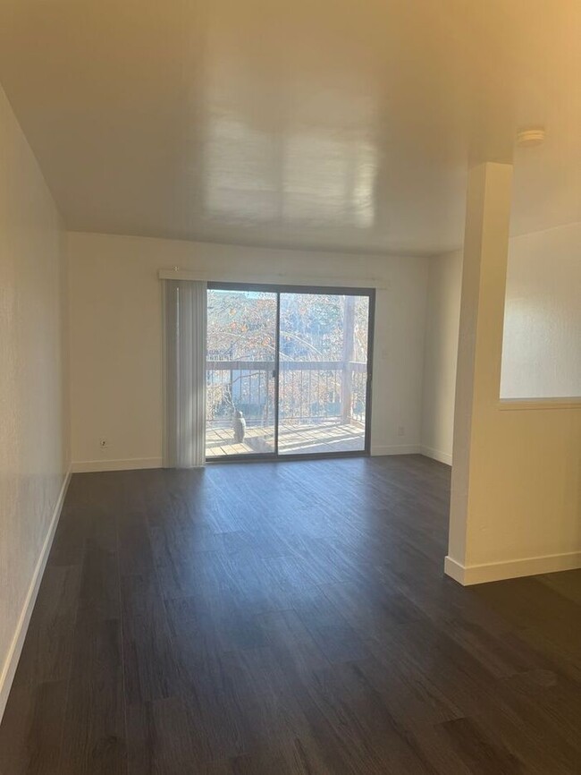 Building Photo - Fully Remodeled 1-Bedroom Condo in the Hea...