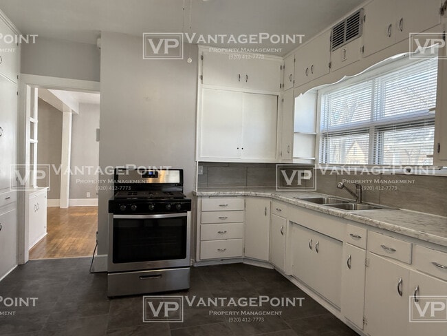 Building Photo - 722 Bond St