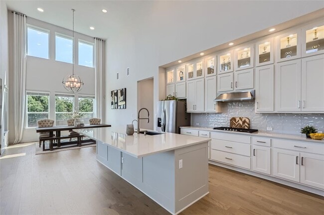 Building Photo - 704 Palamos Dr