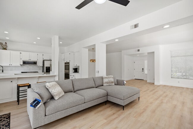 Building Photo - 31 Oak Knolls