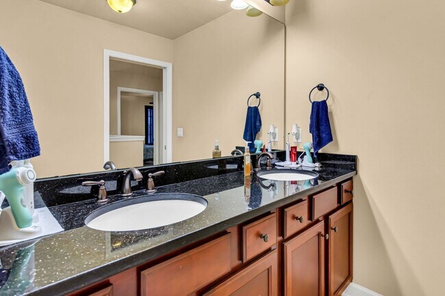 Building Photo - 5 Bedrooms in Crestview!!