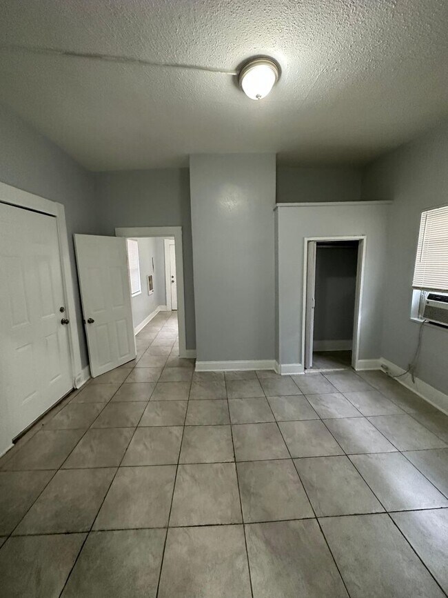 Building Photo - Fully Renovated 1/1 -Single Family  Ready to Move In!