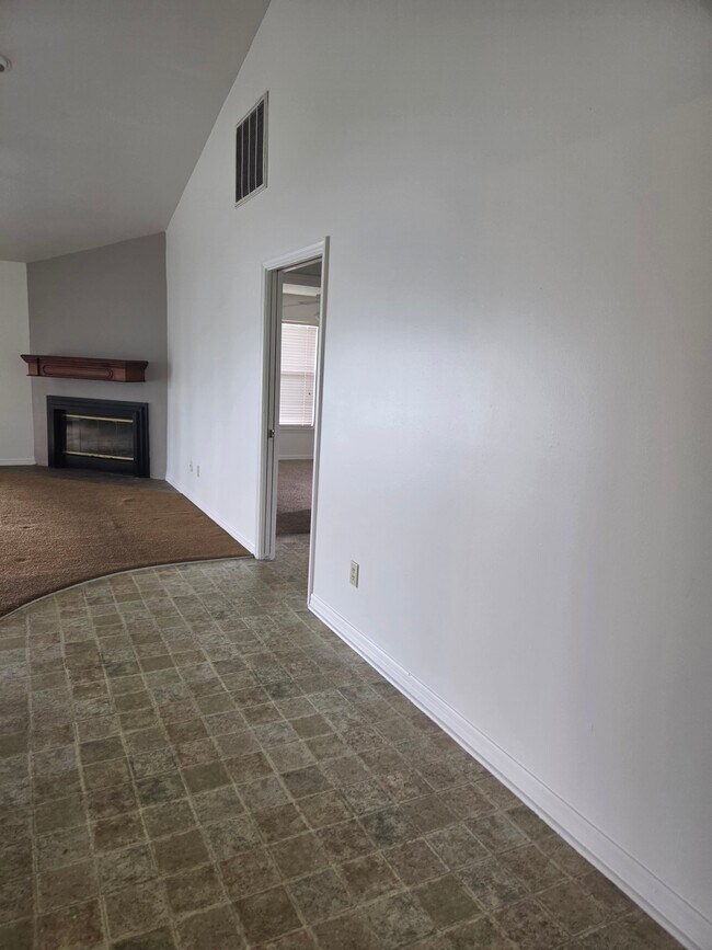 Building Photo - 2138 SW Alminar St