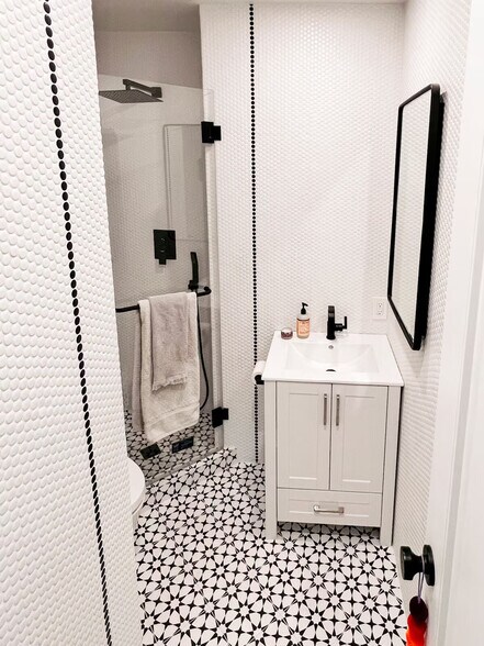 Building Photo - 898 Veronica Springs Rd