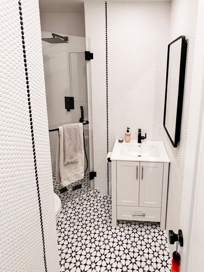 Building Photo - 898 Veronica Springs Rd