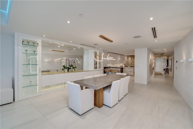 Building Photo - 2200 N Ocean Blvd