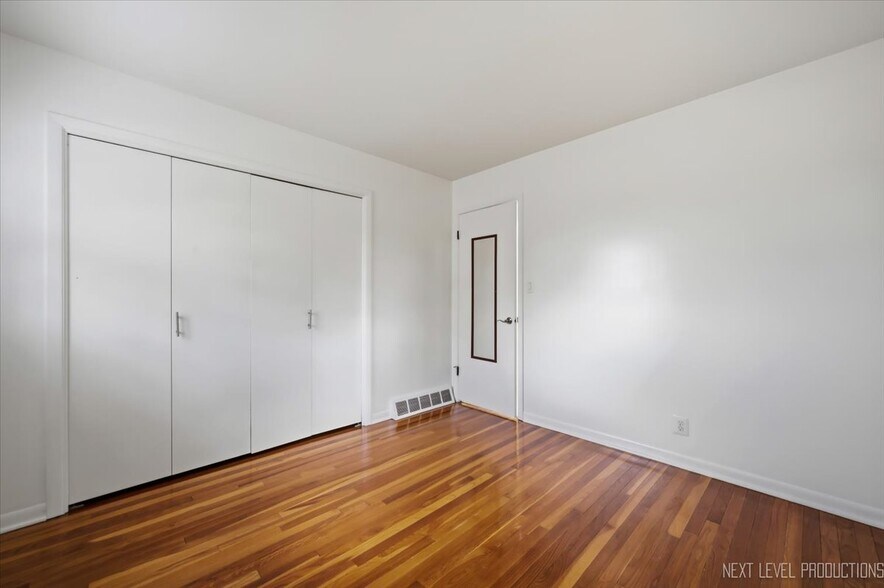 Building Photo - 119 W Swain St