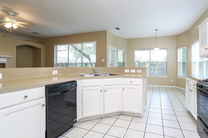 Building Photo - 16206 Hollow Rock Dr