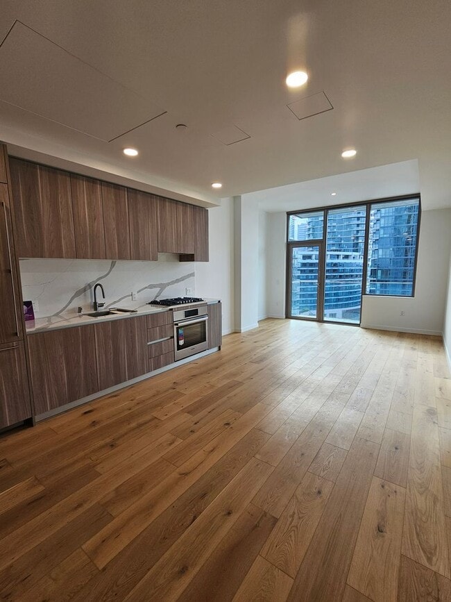 Building Photo - Luxurious High Rise Living in Convenient Downtown Bellevue