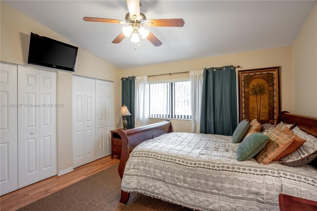 Building Photo - 3024 S Oakland Forest Dr