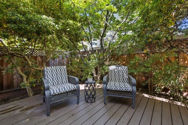 Building Photo - Delightful 3/3bth End-Unit Townhouse in Ce...