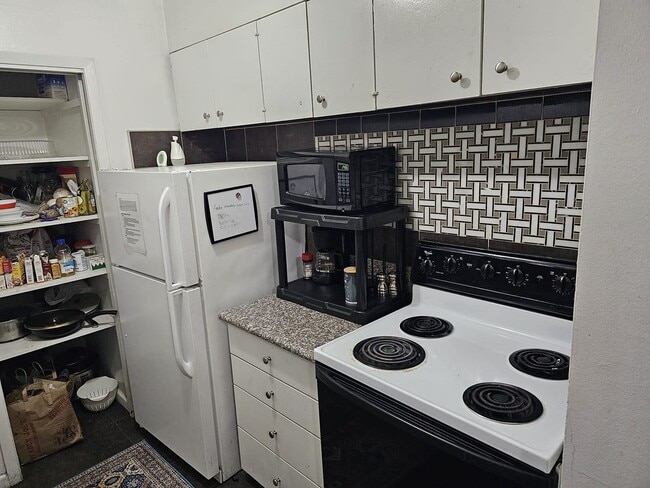 Building Photo - Spacious Furnished Guy Room Downtown ASAP
