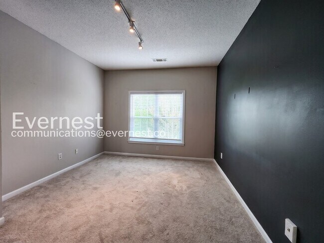 Building Photo - 3 Bed, 2.5 Bath Townhome with Garage / Pet-Friendly / Coming Soon!