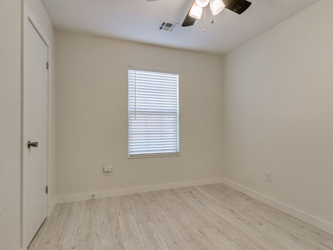 Building Photo - 4 bedroom 2 bath home in Tecumseh!