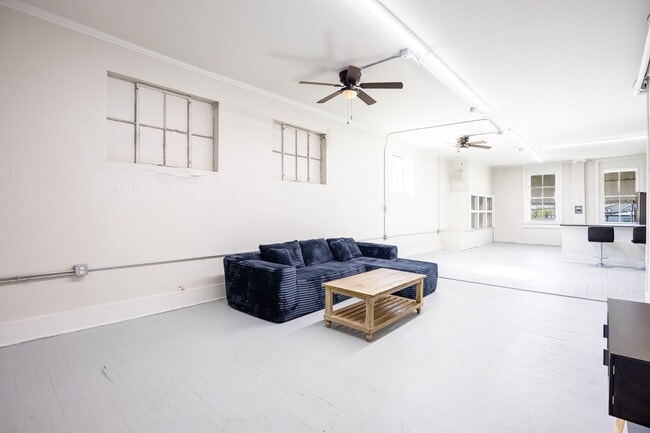 Building Photo - 9 S Main St