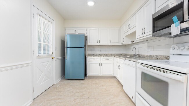 Building Photo - 6806 Cove Cir