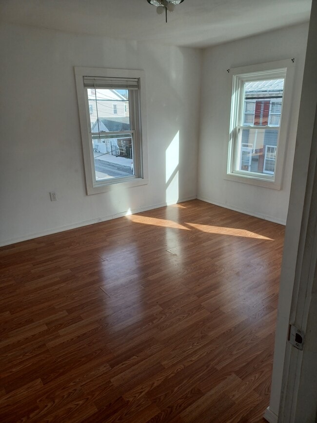 Primary Photo - 22 W Green St