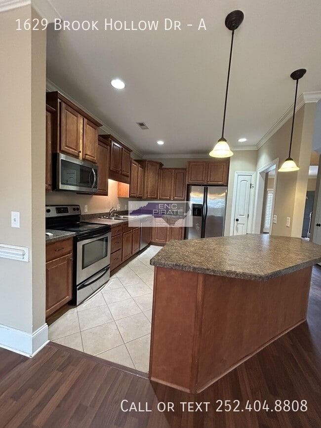 Building Photo - 1629 Brook Hollow Dr
