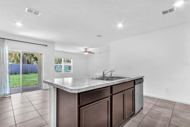 Building Photo - 2550 SE Rock Springs Dr