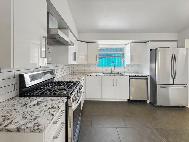 Building Photo - $0 DEPOSIT OPTION. CHARMING 4BED/2.5BATH I...