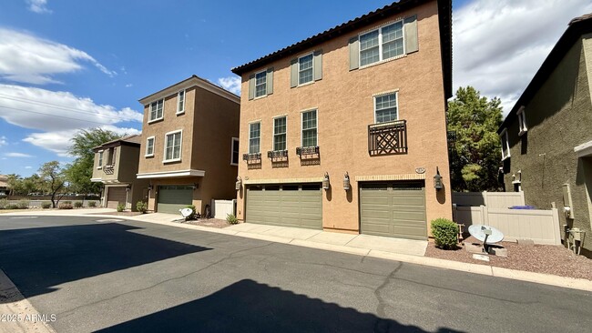 Building Photo - 1632 E Canyon Creek Dr
