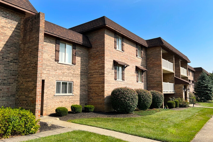 Primary Photo - Crestbrook Apartments & Townhomes