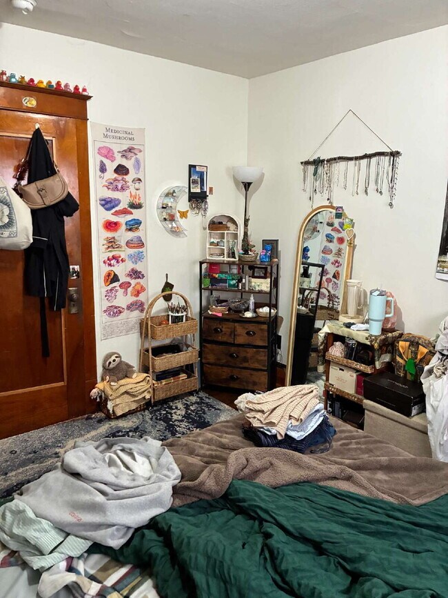 Building Photo - 4 Bed 2 Bath close to UWEC!