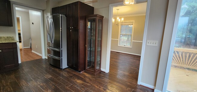 Kitchen with 4 stainless steel appliances - 13 Steeple Ct