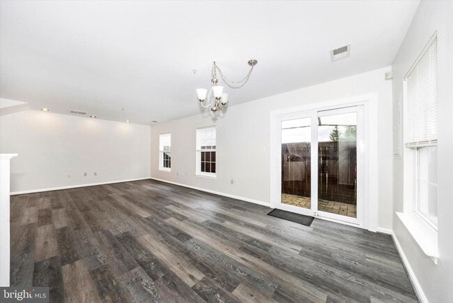 Building Photo - 4960 Clarendon Terrace